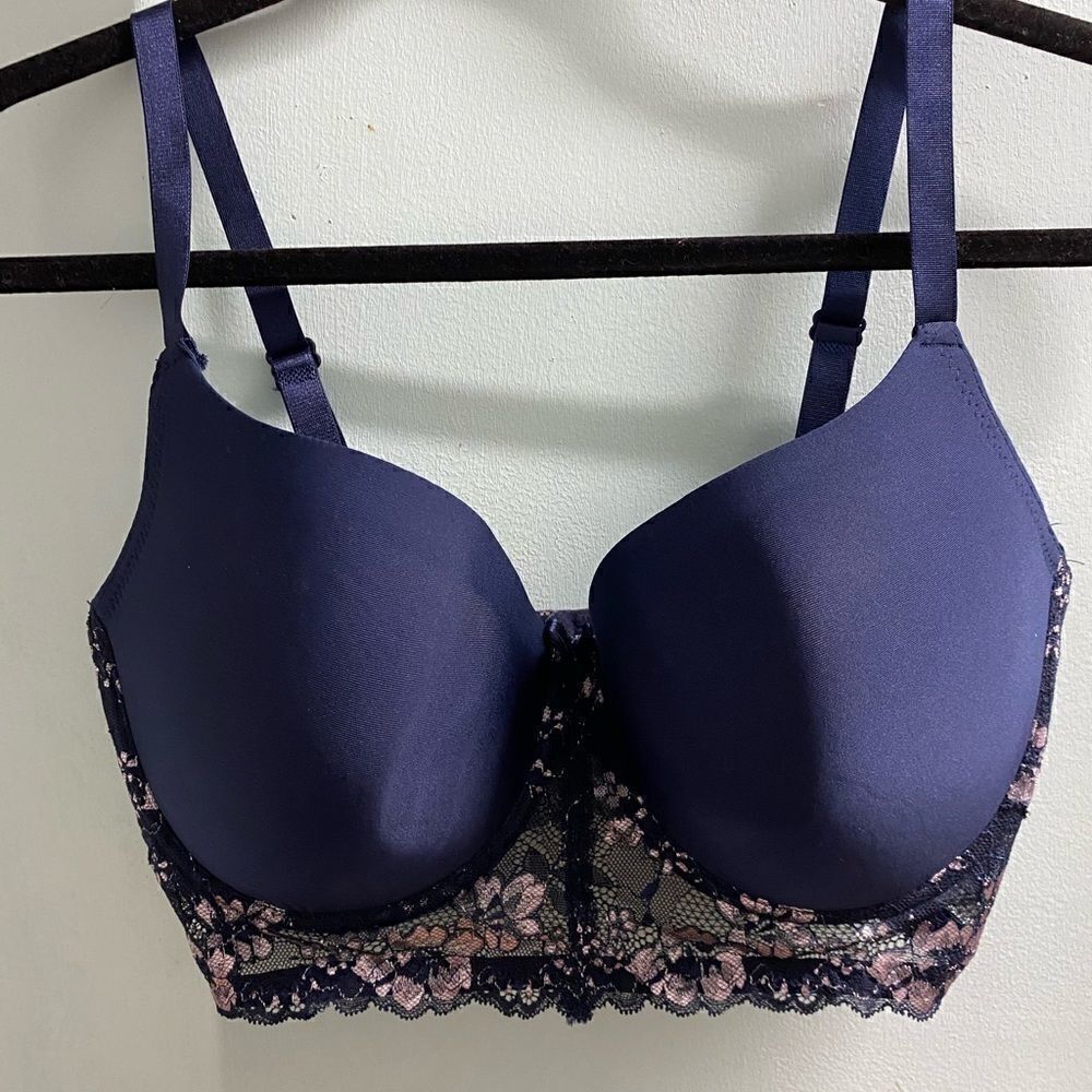 Delta Burke navy blue lace bra